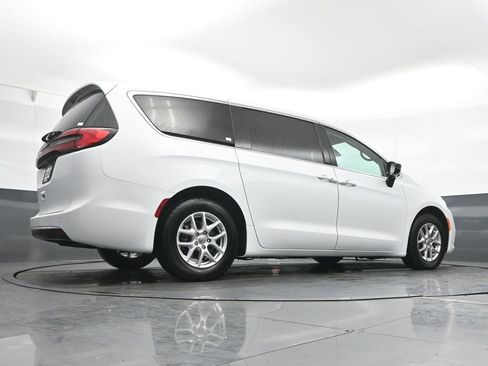 Used 2024 Chrysler Pacifica Touring-L image 42