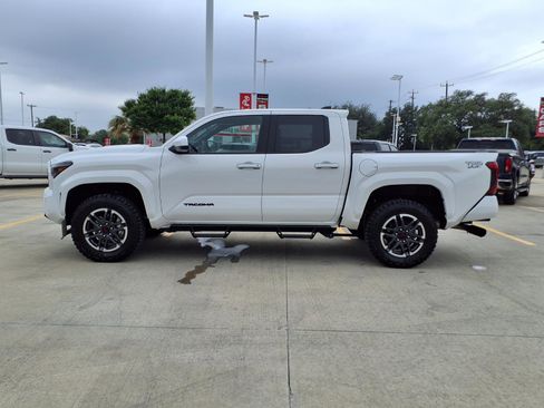 Certified 2025 Toyota Tacoma TRD Sport AWD/4WD image 8