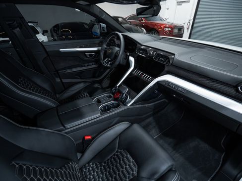 Used 2022 Lamborghini Urus AWD/4WD image 35