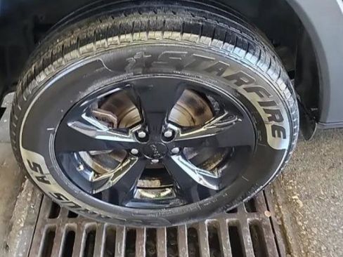 Used 2021 Jeep Cherokee Latitude Plus AWD/4WD image 6