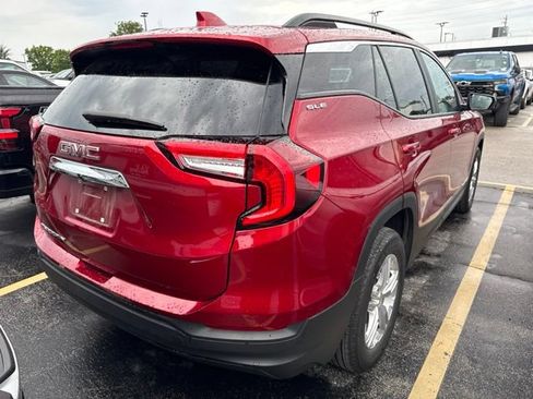 Used 2024 GMC Terrain SLE w/ Driver Convenience Package FWD image 9