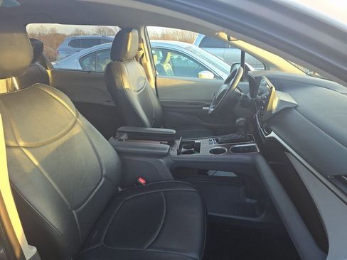 Used 2022 Toyota Sienna LE image 5