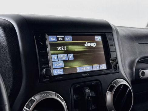Used 2016 Jeep Wrangler Unlimited Sahara w/ Connectivity Group AWD/4WD image 12