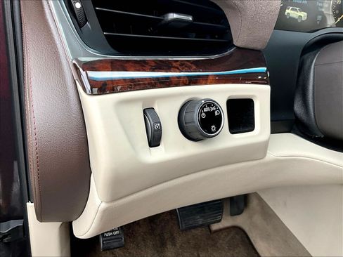 Used 2015 Cadillac Escalade Luxury RWD image 40
