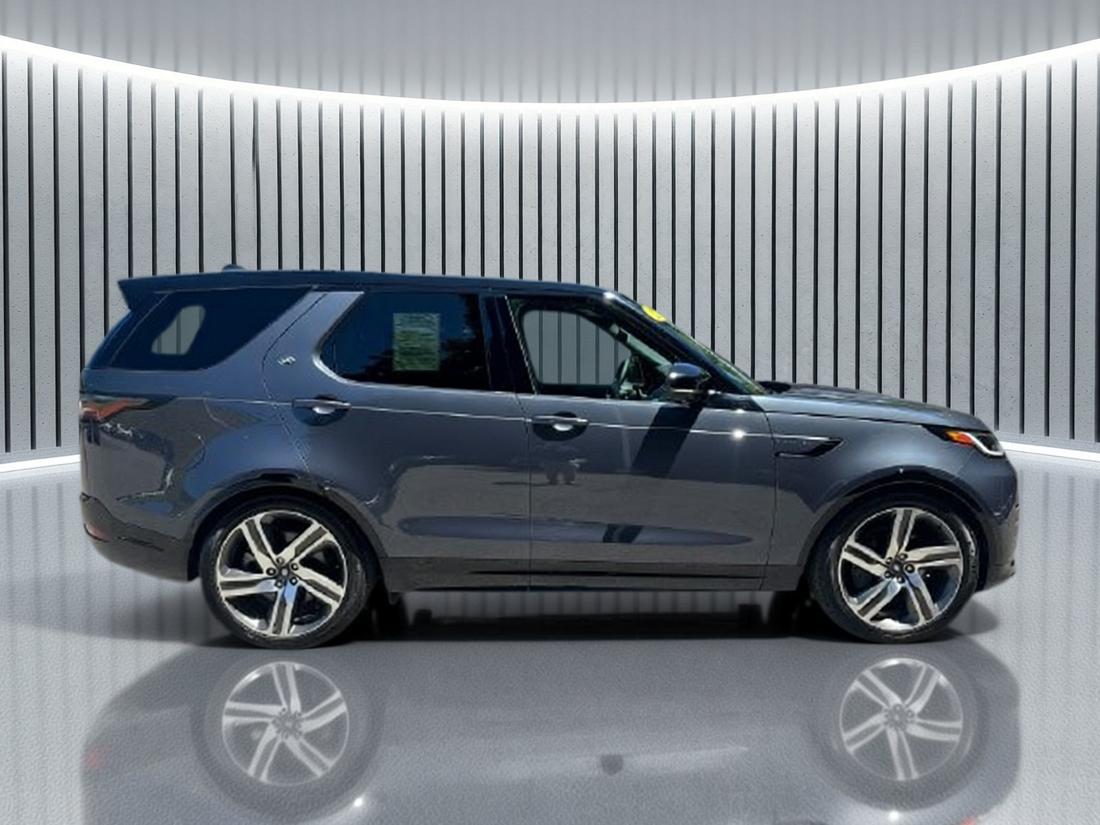 Used 2024 Land Rover Discovery Dynamic SE AWD/4WD image 6