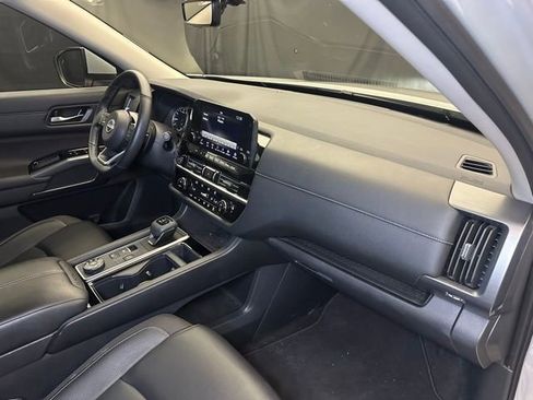 Used 2023 Nissan Pathfinder SL AWD/4WD image 16