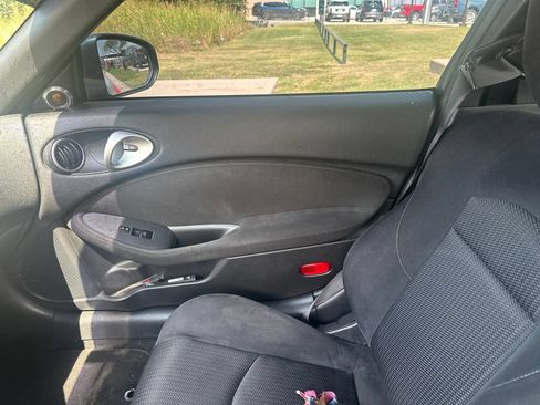 Used 2017 Nissan 370Z Coupe RWD image 8