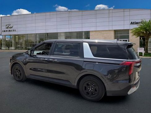 Used 2025 Kia Carnival FWD image 3