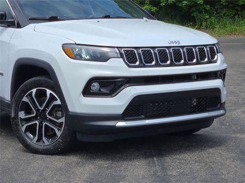 Used 2023 Jeep Compass Limited AWD/4WD image 2