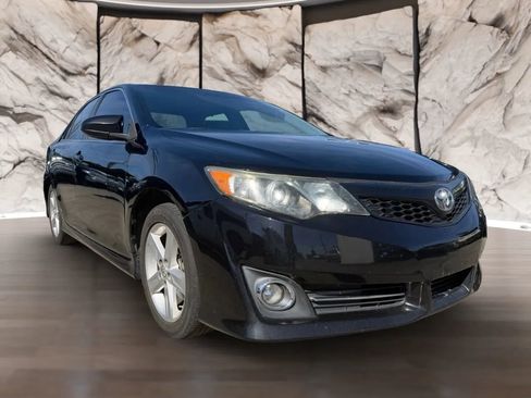 Used 2014 Toyota Camry SE w/ Moonroof Package image 3