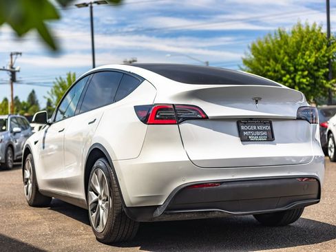 Used 2021 Tesla Model Y Long Range AWD/4WD image 9