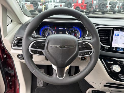Used 2023 Chrysler Pacifica Touring-L FWD image 23