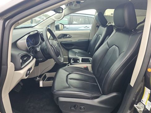 Used 2023 Chrysler Pacifica Touring-L image 3