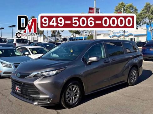 Used 2023 Toyota Sienna LE image 1
