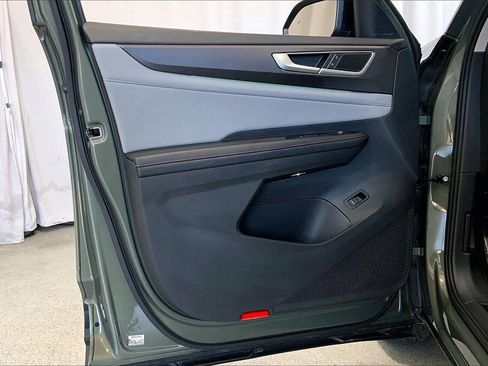 Used 2024 Volkswagen Atlas Peak Edition SE image 25