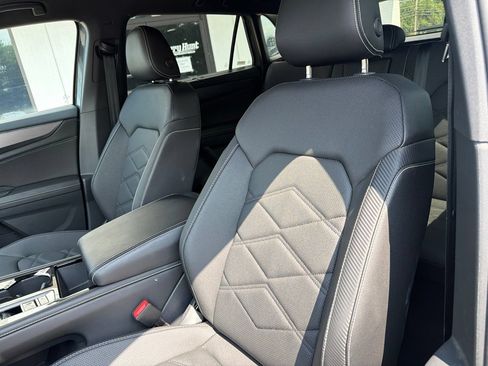Used 2025 Volkswagen Atlas Cross Sport SE FWD image 3