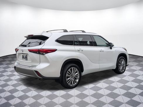 Used 2023 Toyota Highlander Platinum FWD image 5
