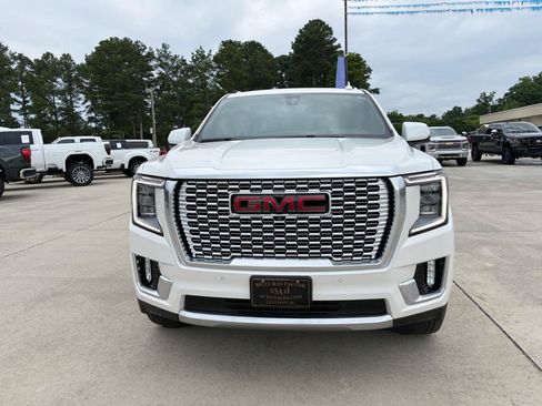 Used 2021 GMC Yukon Denali w/ Denali Premium Package AWD/4WD image 3