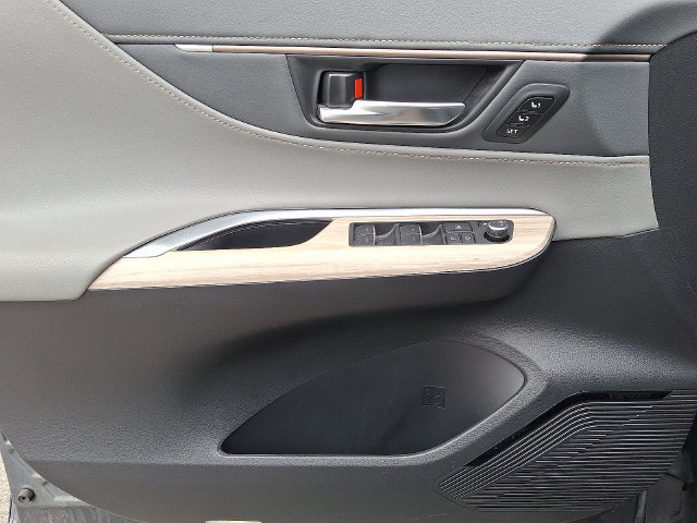Used 2022 Toyota Venza XLE AWD/4WD image 12