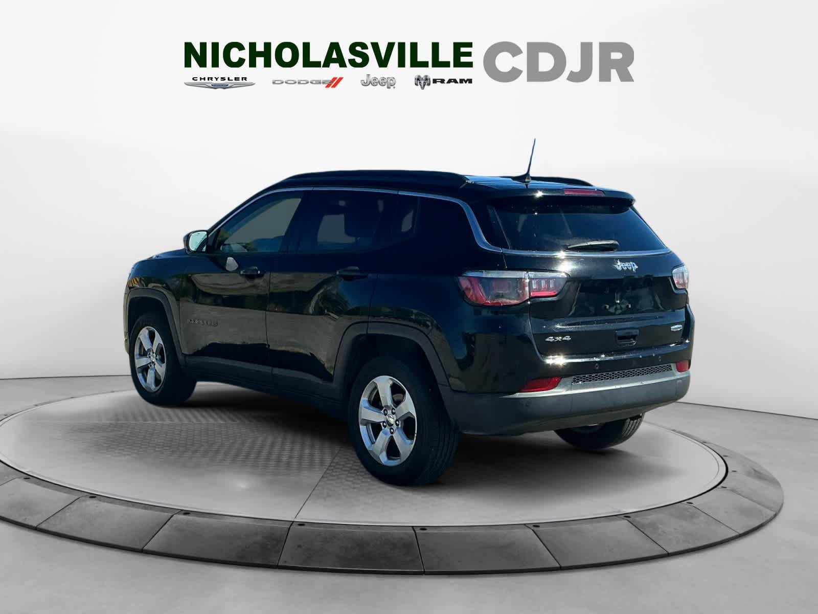 Used 2019 Jeep Compass Latitude w/ Popular Equipment Group AWD/4WD image 3