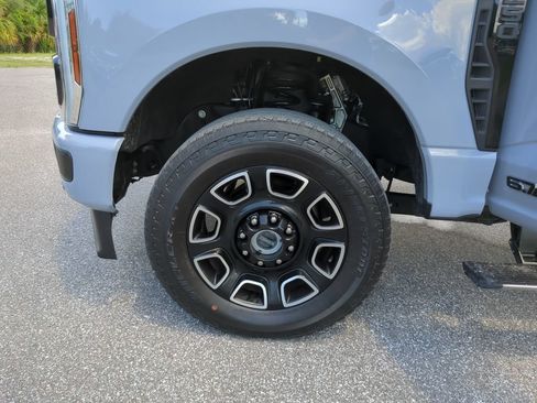 Used 2025 Ford F250 Platinum w/ FX4 Off-Road Package AWD/4WD image 35