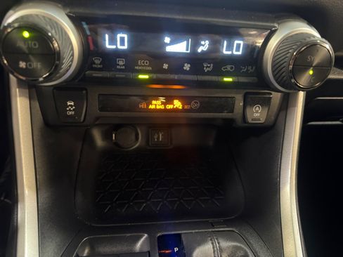 Used 2025 Toyota RAV4 XLE AWD/4WD image 12