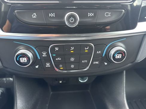 Used 2021 Chevrolet Traverse LT image 19