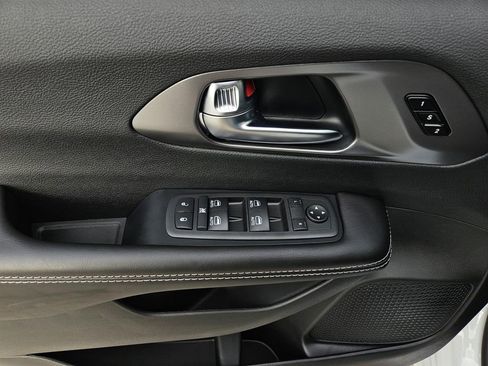 New 2026 Chrysler Pacifica Select image 13