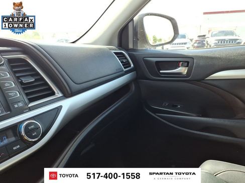 Used 2019 Toyota Highlander XLE AWD/4WD image 23