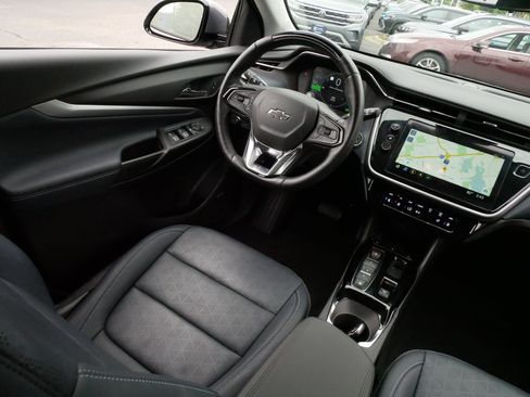 Used 2023 Chevrolet Bolt EUV Premier w/ Sun & Sound Package FWD image 9