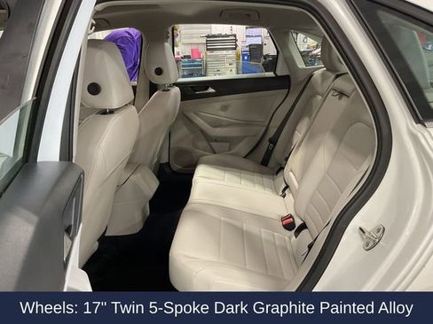 Used 2024 Volkswagen Jetta SE w/ Panoramic Sunroof Package image 10