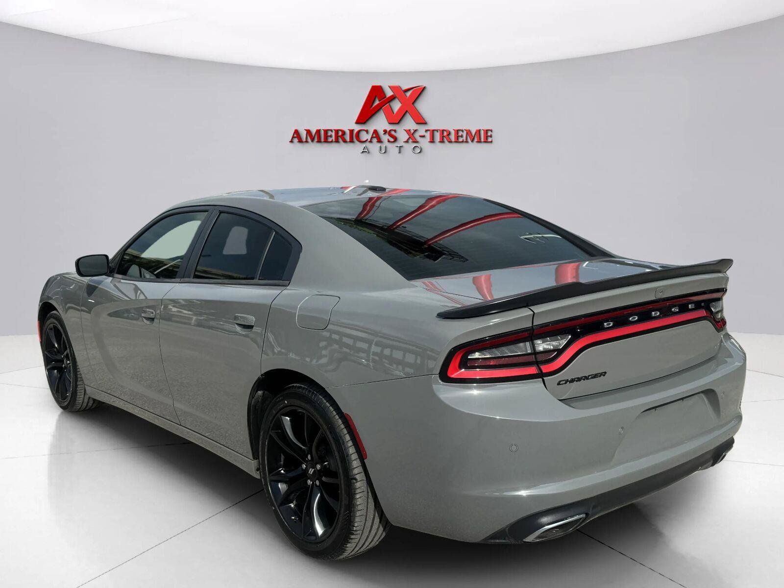 Used 2018 Dodge Charger SXT w/ Blacktop Package RWD image 4