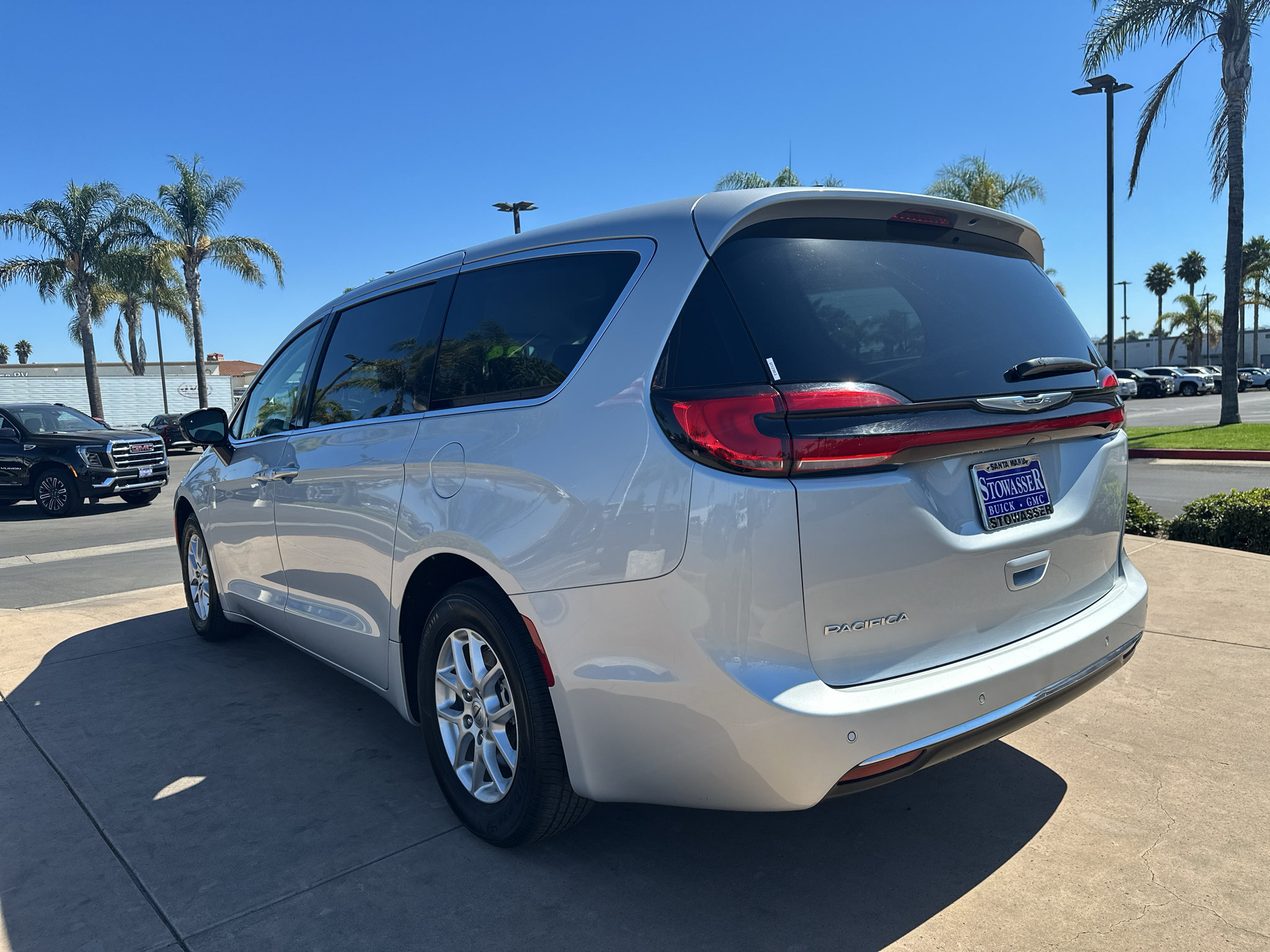 Used 2024 Chrysler Pacifica Touring-L FWD image 7