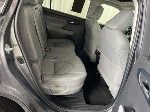 Used 2023 Toyota Highlander XLE image 25