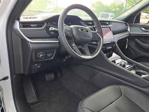 New 2025 Jeep Grand Cherokee Limited w/ Black Appearance Package image 23