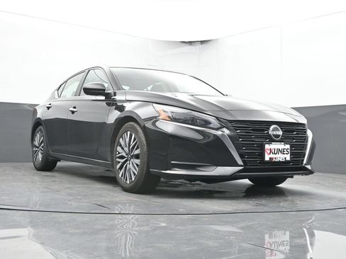 Used 2025 Nissan Altima 2.5 SV FWD image 45