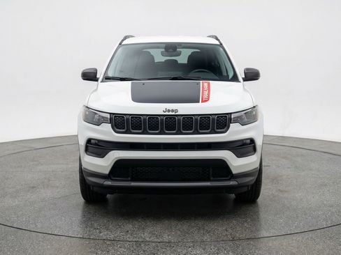 Used 2025 Jeep Compass Trailhawk image 2