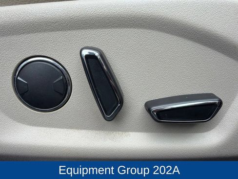 Used 2018 Ford Explorer XLT w/ Equipment Group 202A FWD image 14