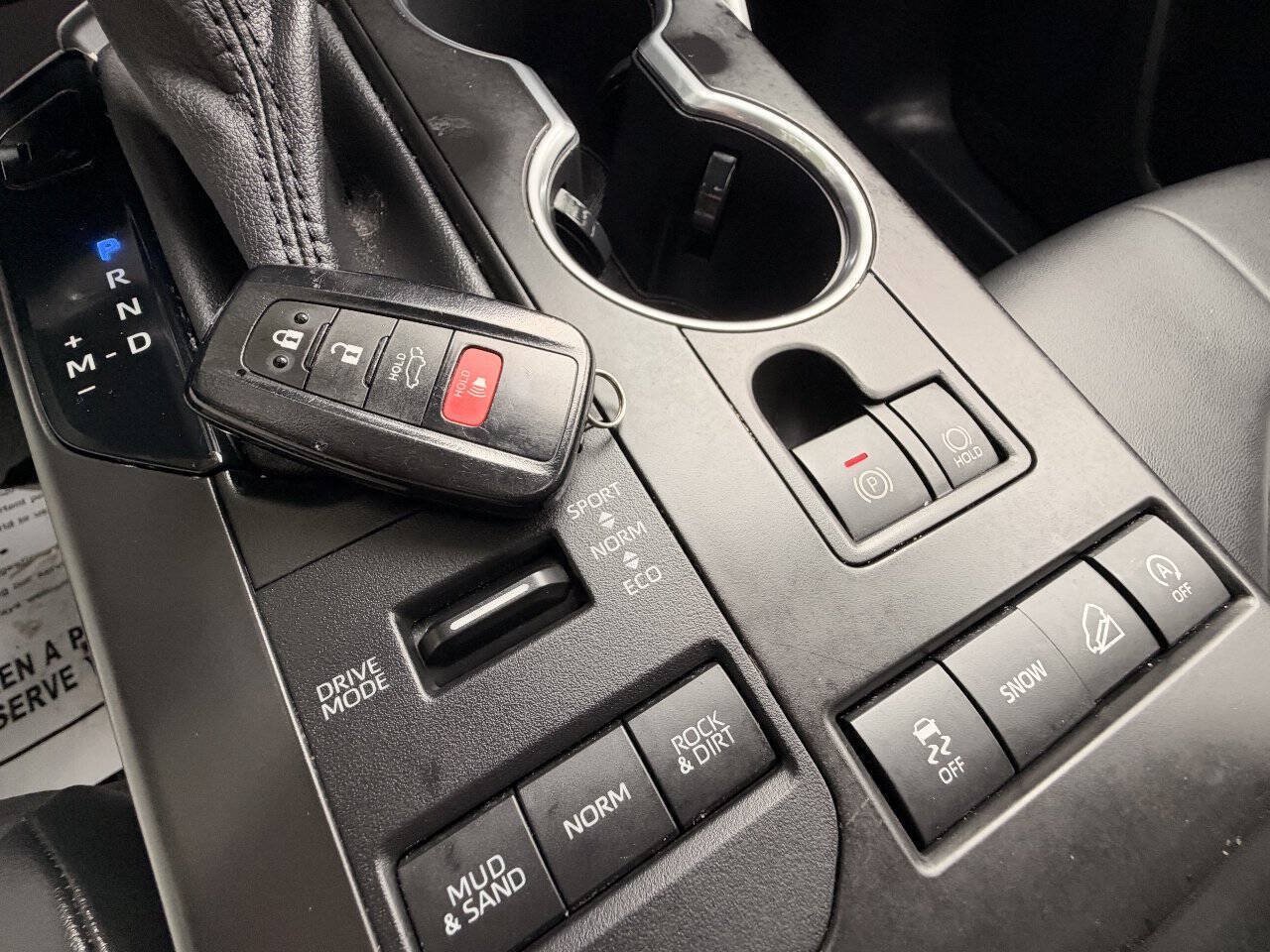 Used 2021 Toyota Highlander XLE AWD/4WD image 28