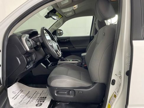 Used 2022 Toyota Tacoma SR5 AWD/4WD image 11
