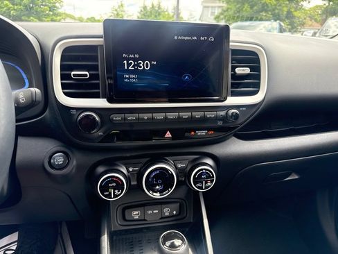 Certified 2024 Hyundai Venue Limited FWD image 27