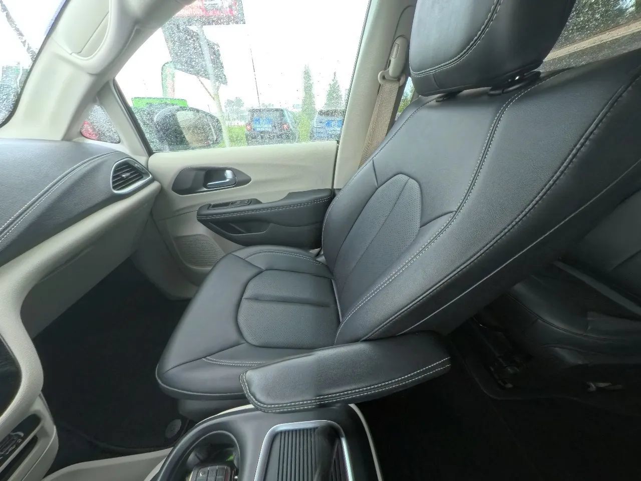 Used 2024 Chrysler Pacifica Limited FWD image 24