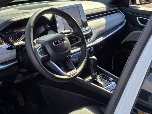 Used 2025 Jeep Compass Latitude image 23