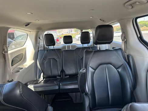 Used 2023 Chrysler Pacifica Touring-L FWD image 14