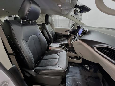 Used 2022 Chrysler Pacifica Touring-L image 31