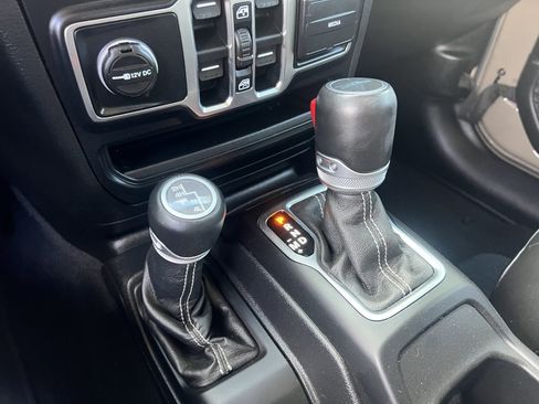 Used 2020 Jeep Gladiator Overland image 14
