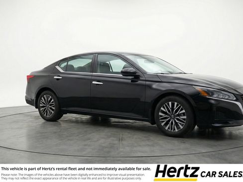 Used 2025 Nissan Altima 2.5 SV image 1
