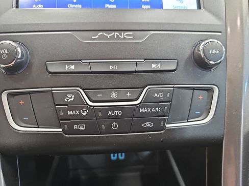 Used 2020 Ford Fusion SE FWD image 21