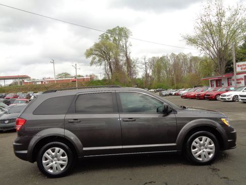 Used 2018 Dodge Journey SE image 4