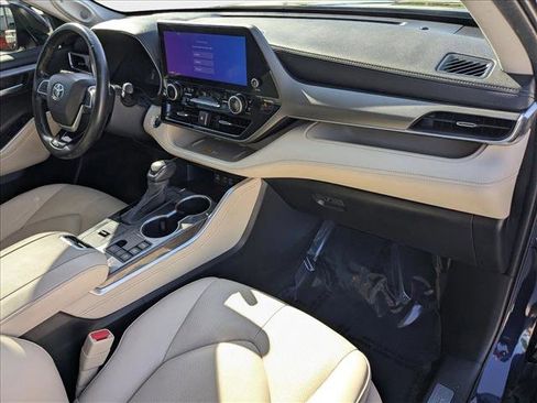 Used 2023 Toyota Highlander Limited image 19